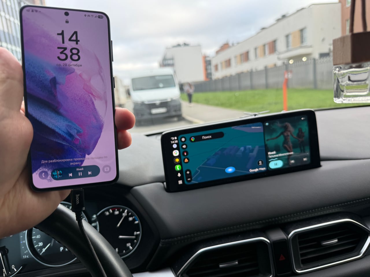 Телефон подключён кабелем к Mazda Connect 2: на штатном экране открыты карты и музыка